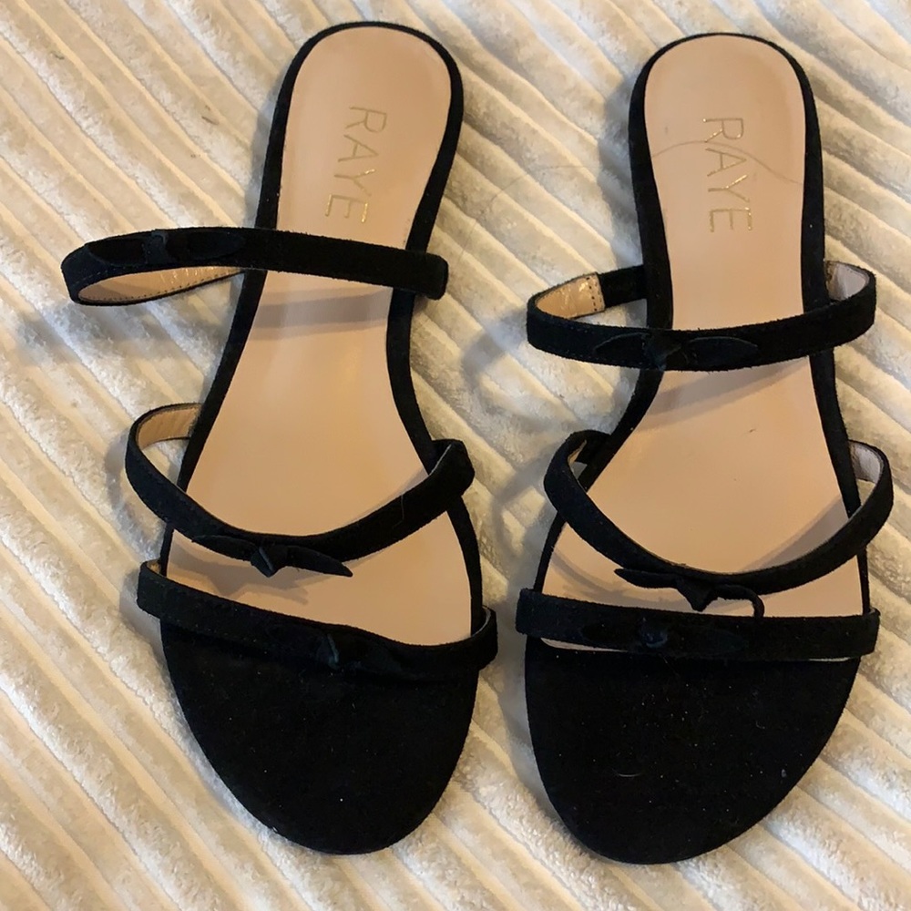 Dainty sandals with bow inspired.